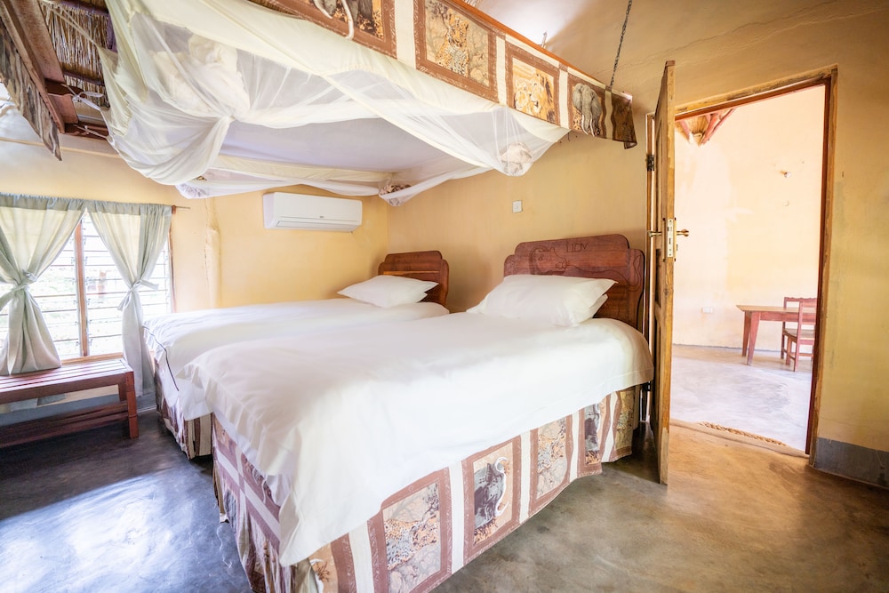 Family Chalet, 2 Twin Beds, Private Bathroom, Lakeside photo 1