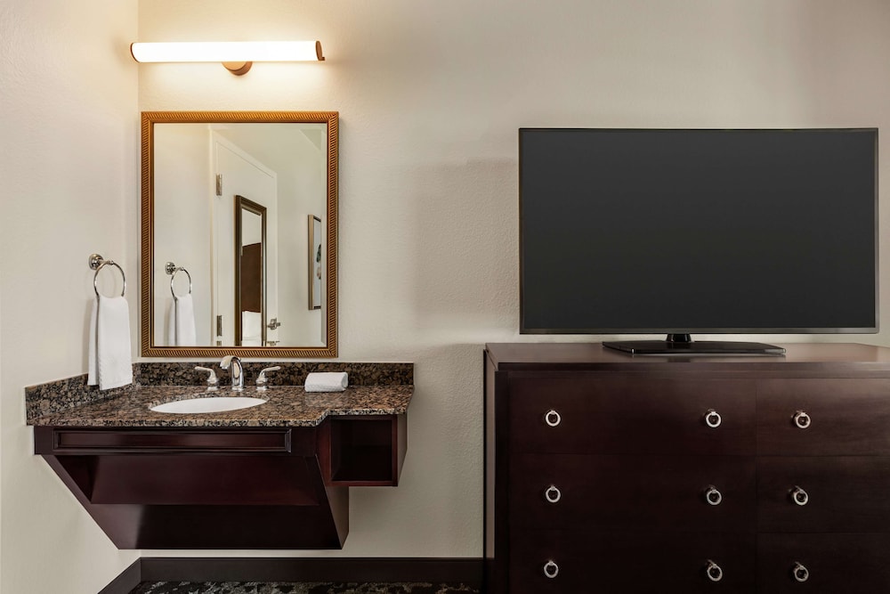 Premium Suite, 1 Bedroom, Accessible, Non Smoking (Roll-in Shower) - Photo 2