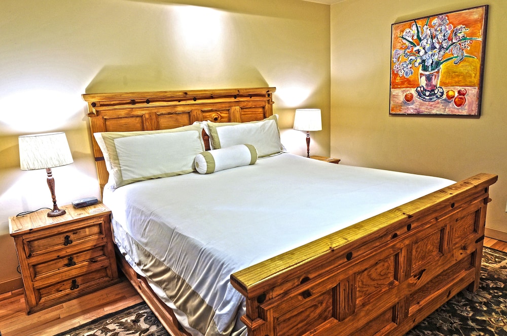 Deluxe King Suite photo 2