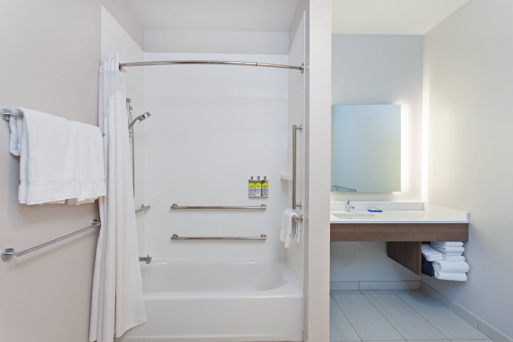 Standard Room, 2 Queen Beds, Accessible (Communication, Accessible Tub) photo 2