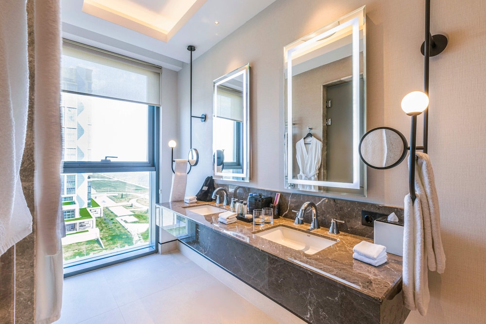 Suite with Balcony, Canal View - Photo 12