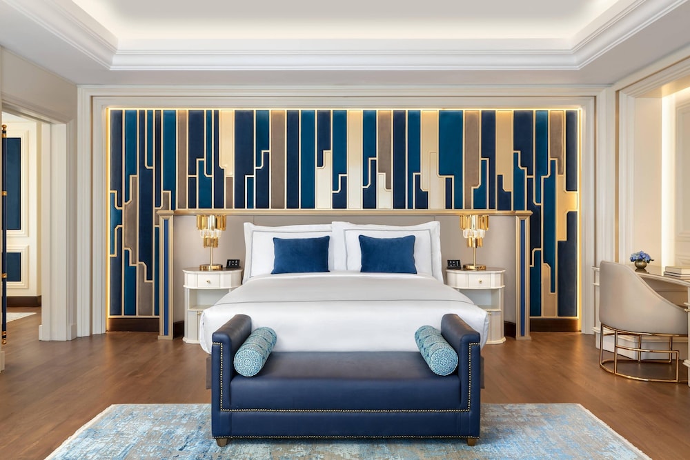Club Suite, 1 King Bed with Sofa bed thumbnail 5