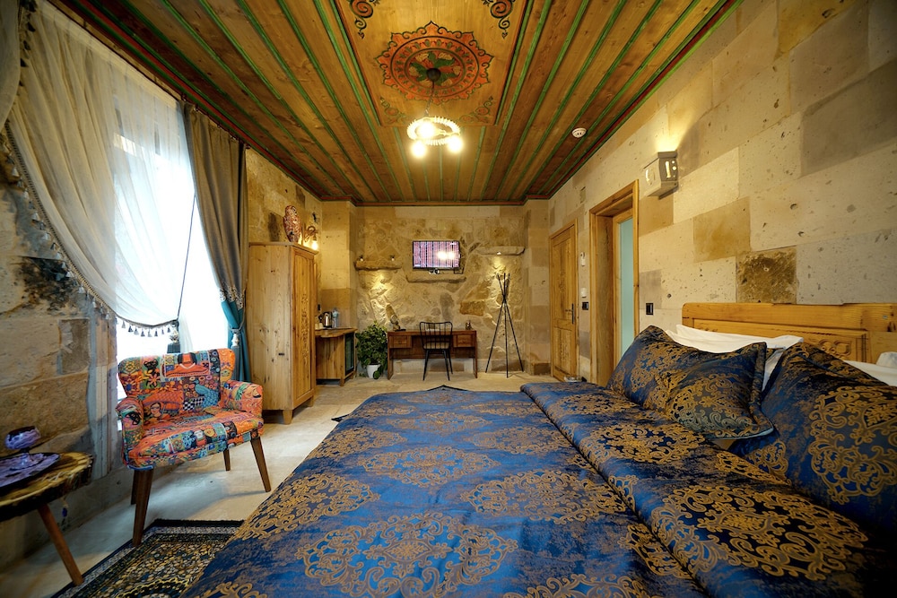 Deluxe Studio Suite, 1 King Bed, Jetted Tub, Garden Area - Photo 5