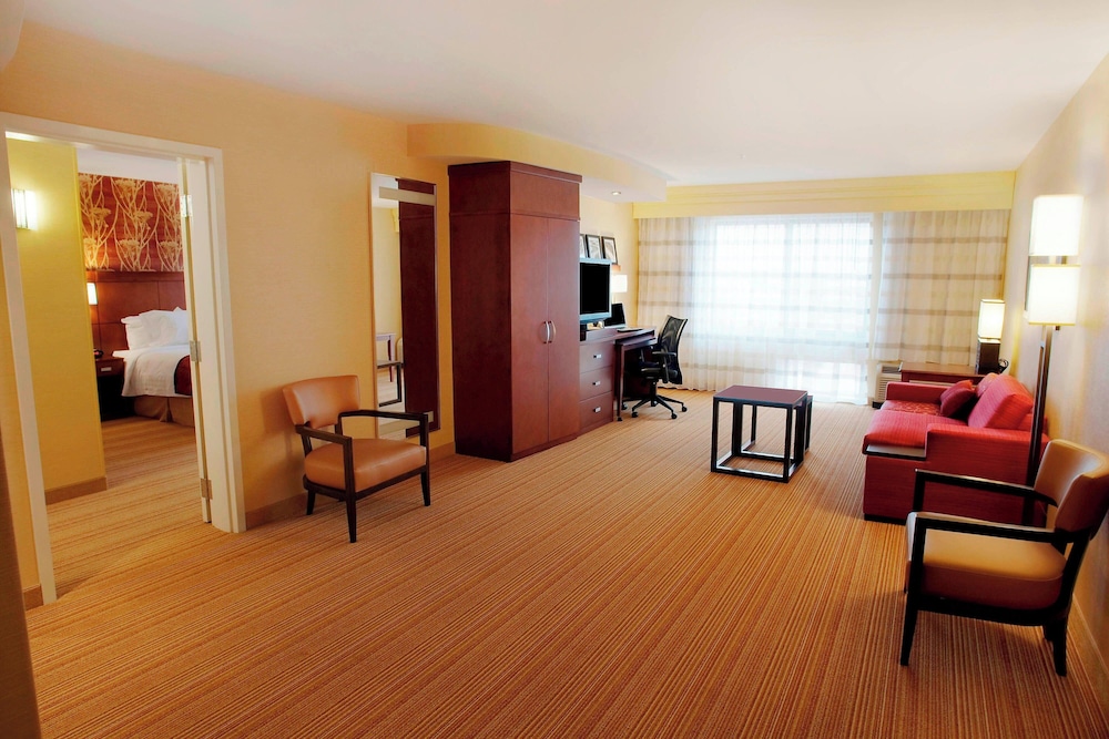 Suite, 1 Bedroom - Photo 7