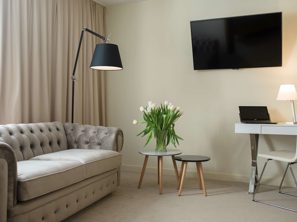 Suite, 1 Queen Bed with Sofa bed photo 1
