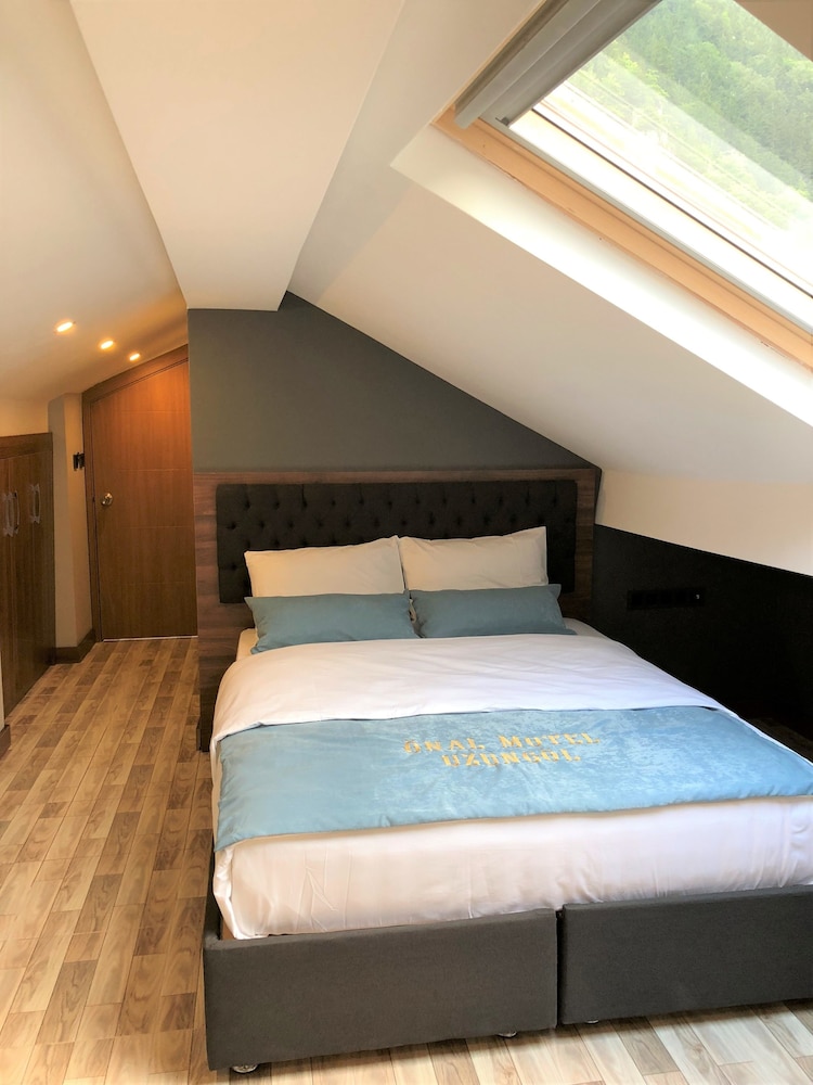 Deluxe Triple Room with Lake View  and Terrace Floor photo 1