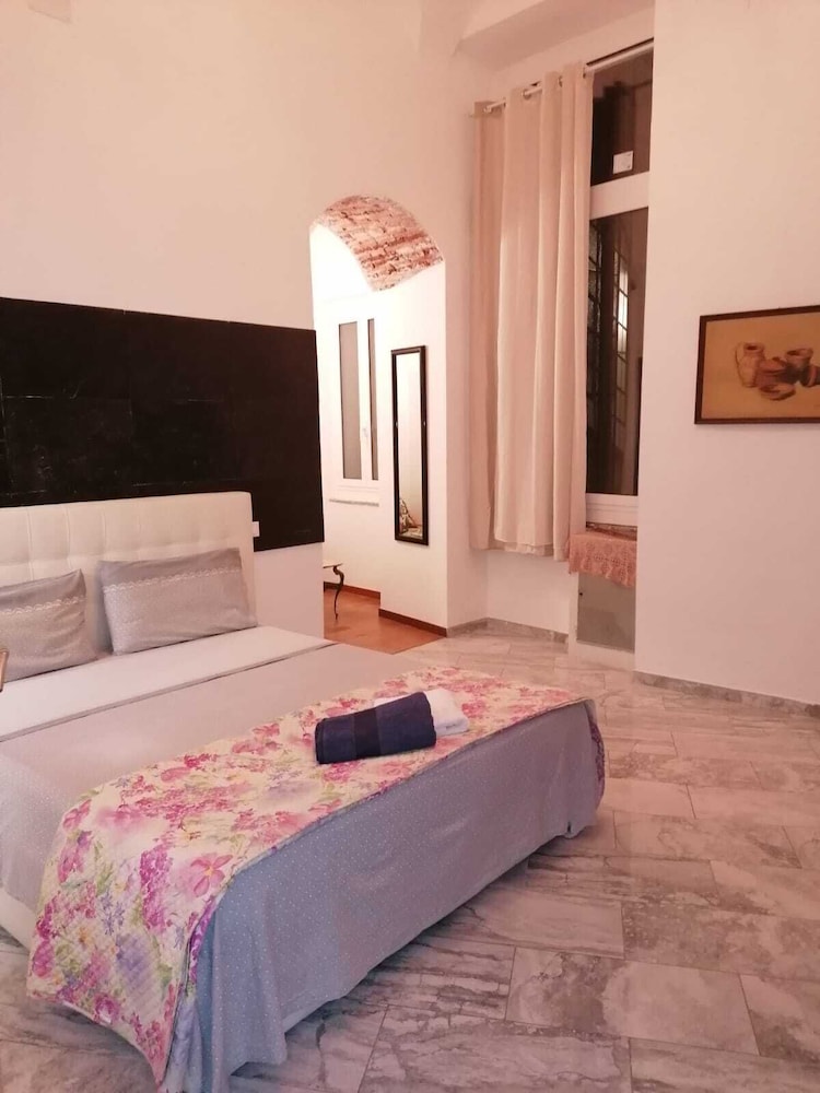 Double Room, Shared Bathroom (Azia) photo 2