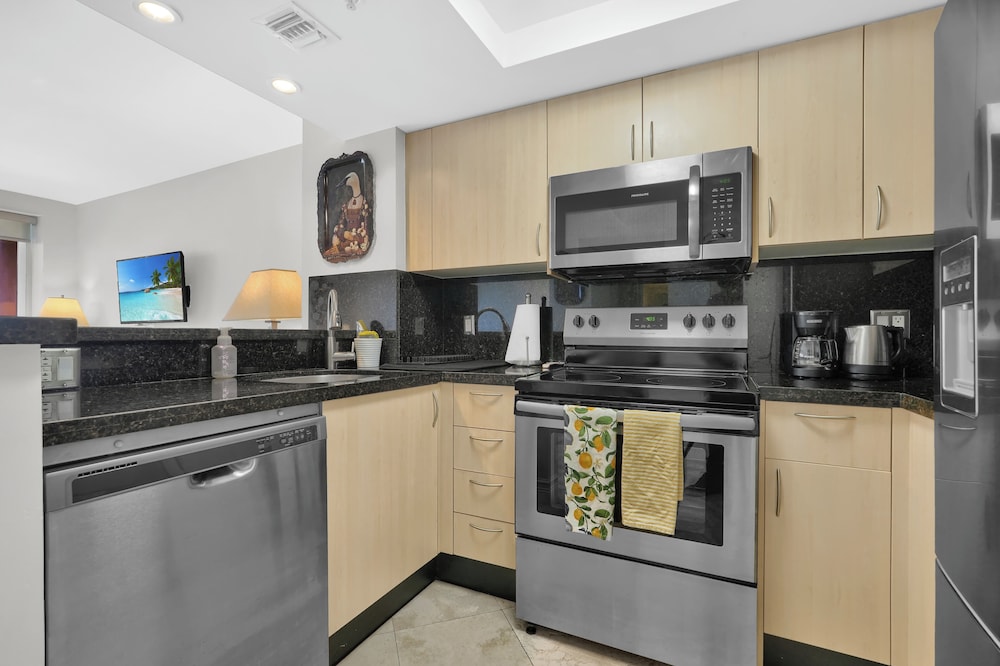 Comfort Condo, 1 King Bed with Sofa bed, Balcony, Ocean View photo 2