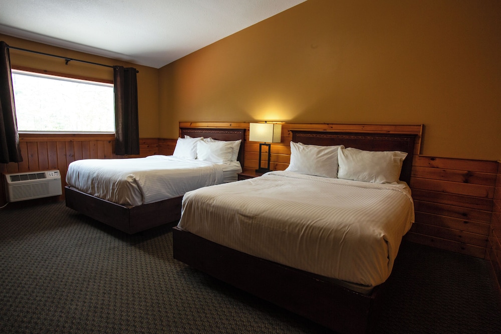 Pine Lodge, Standard 2 Queen Beds photo 1