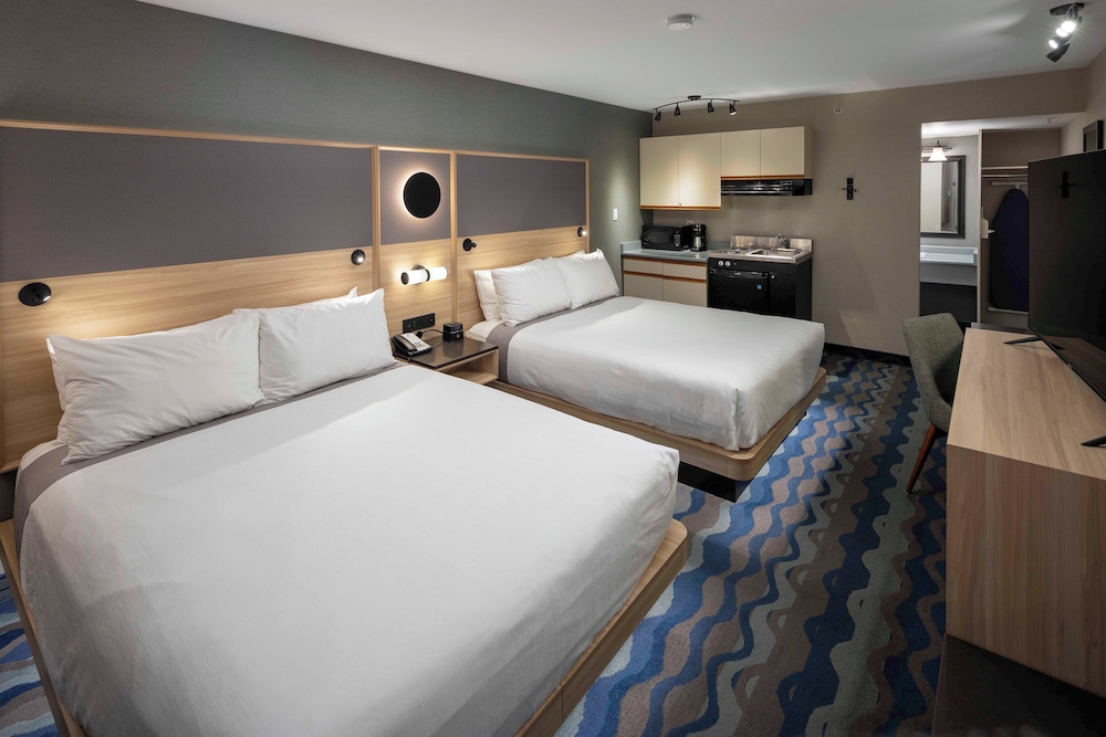 Room, 2 Queen Beds, Kitchenette - Photo 1