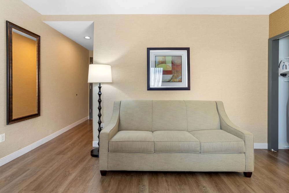 Suite, 2 Queen Beds, Non Smoking (Shower Only;with Sofabed)