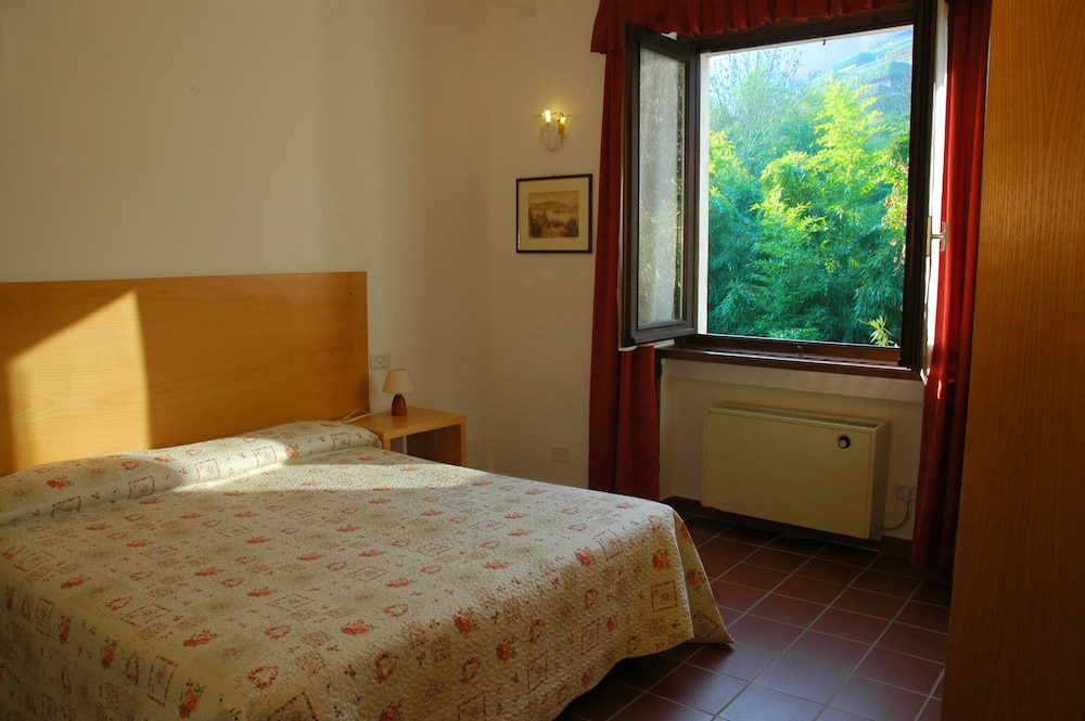 Basic Double Room, Ensuite, Garden View