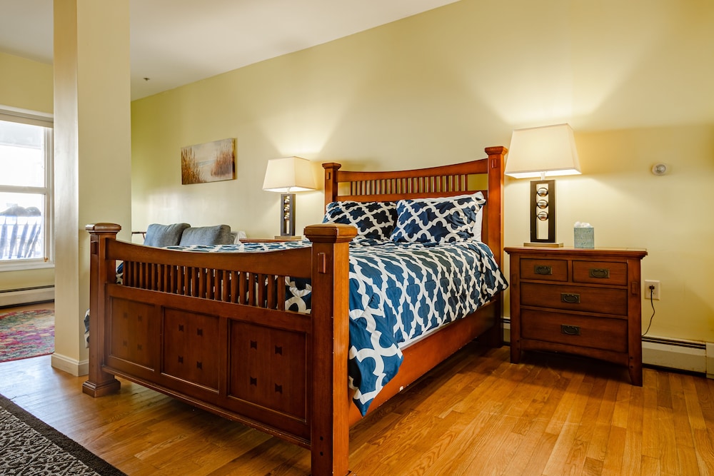 Room 6: Queen bed, full pullout,private bath photo 1