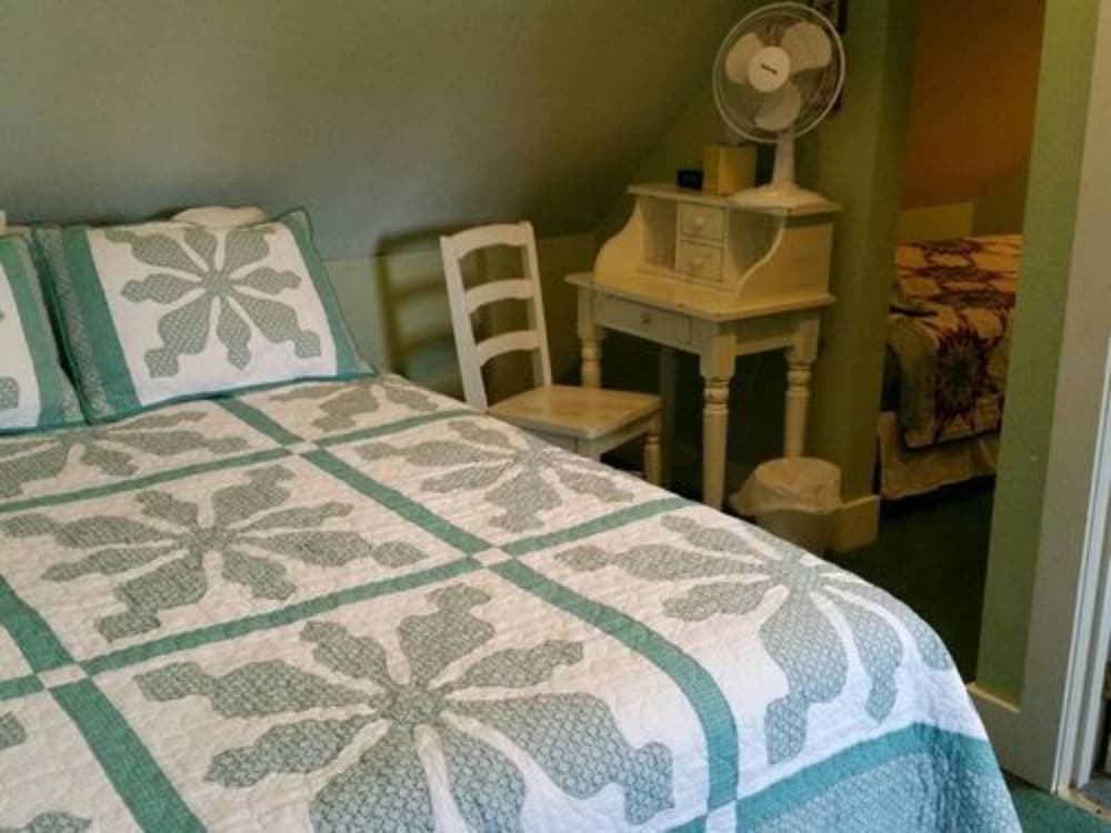 Room, Private Bathroom (Green Gable) photo 3