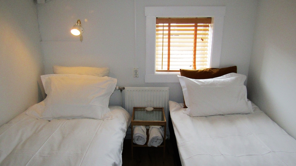 Basic Twin Room, Shared Bathroom photo 1