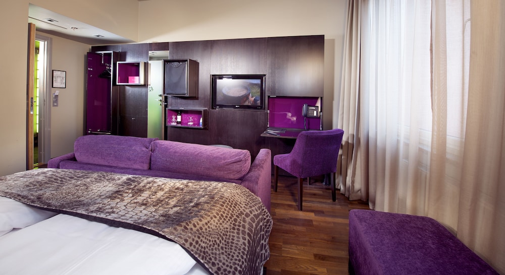 Standard Room, 1 Queen Bed - Photo 7
