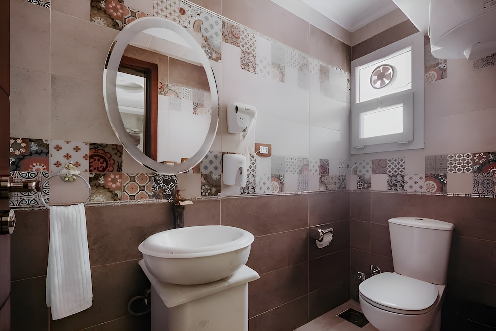 Twin Room Ensuite Pyramids View photo 2
