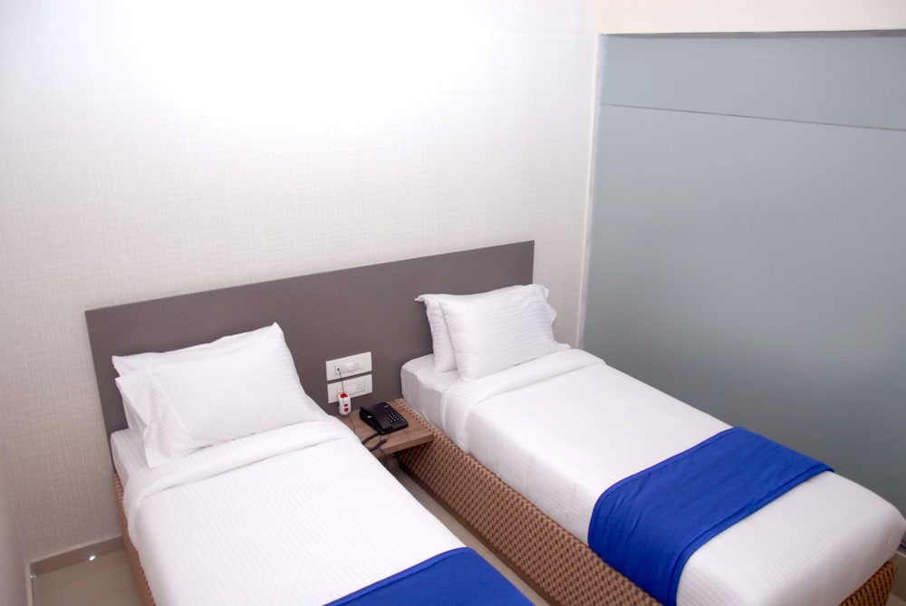 Deluxe Room - Photo 12