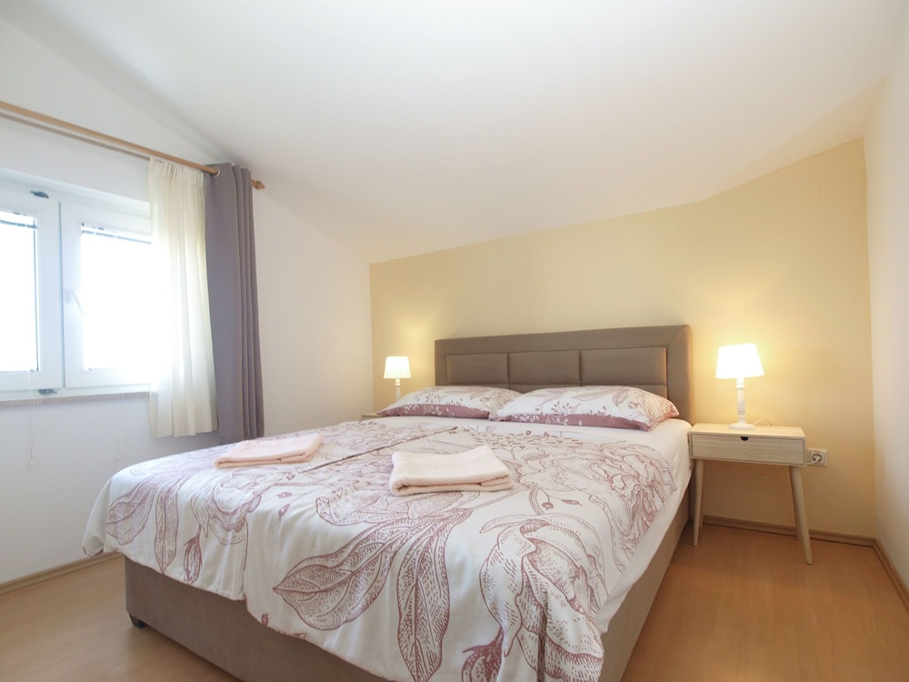 Apartment, 2 Bedrooms (770/1795)