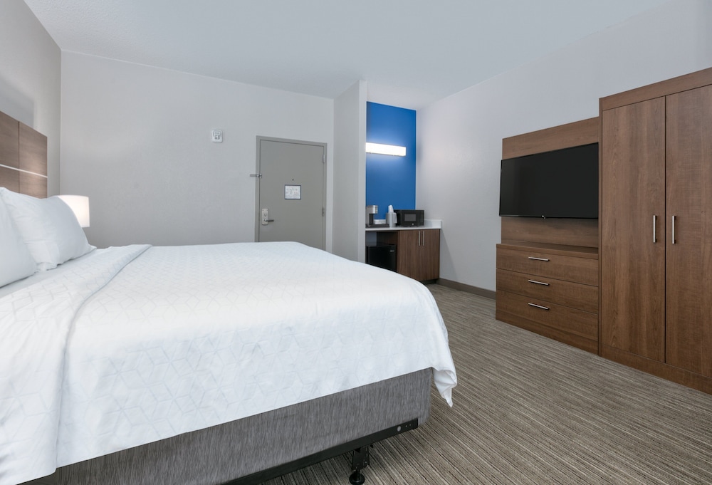 Suite, 1 King Bed, Accessible Bathtub - Photo 3