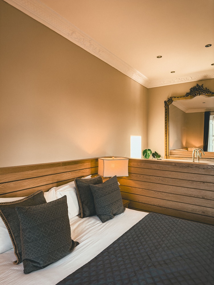 Romantic Room, 1 King Bed, Bathtub, Lake View photo 2