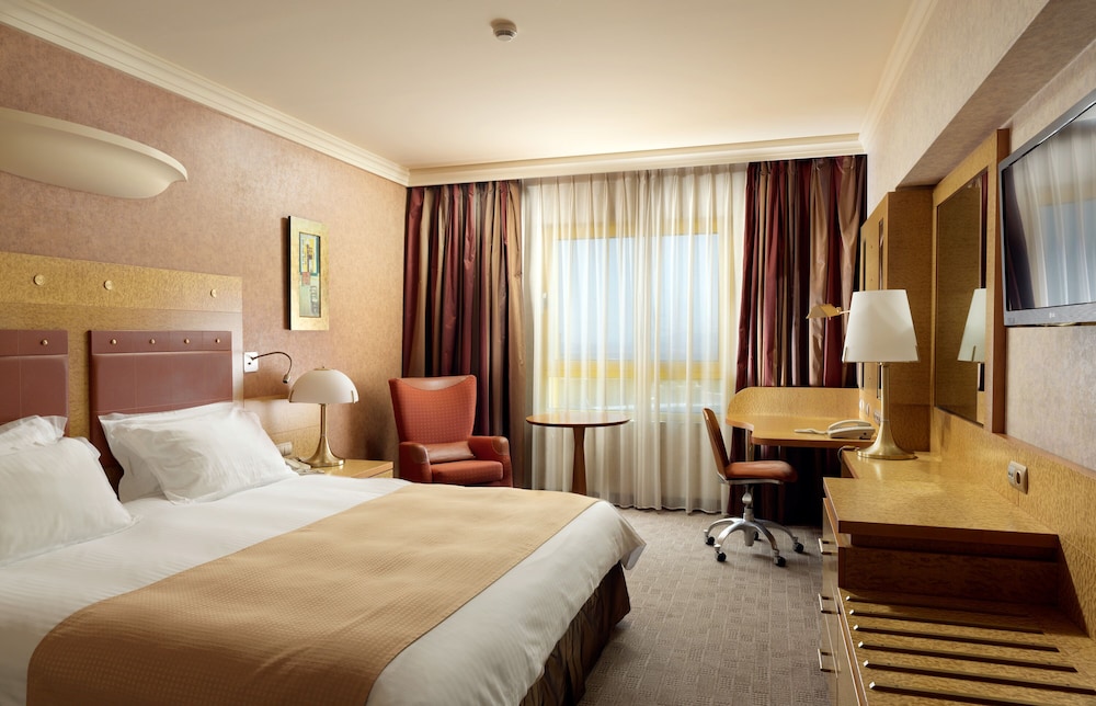 Premium Room, 1 King Bed, Non Smoking thumbnail 5