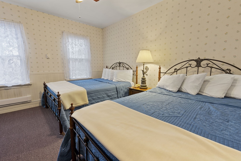 Standard Room, 2 Queen Beds photo 2