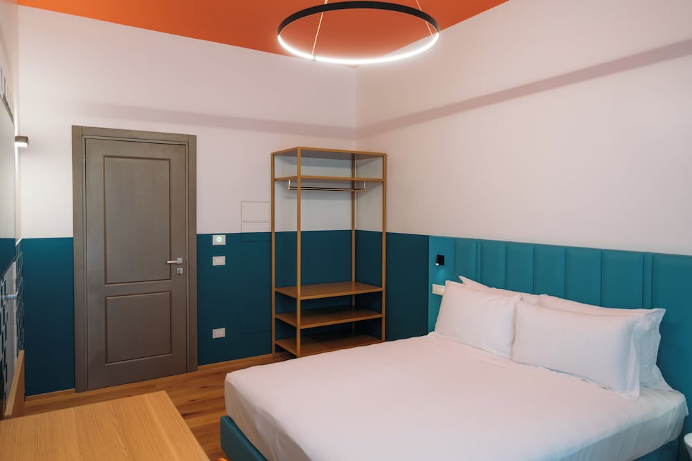 Executive Room thumbnail 6