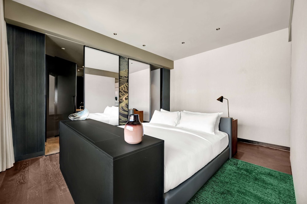 Suite, River View - Photo 4