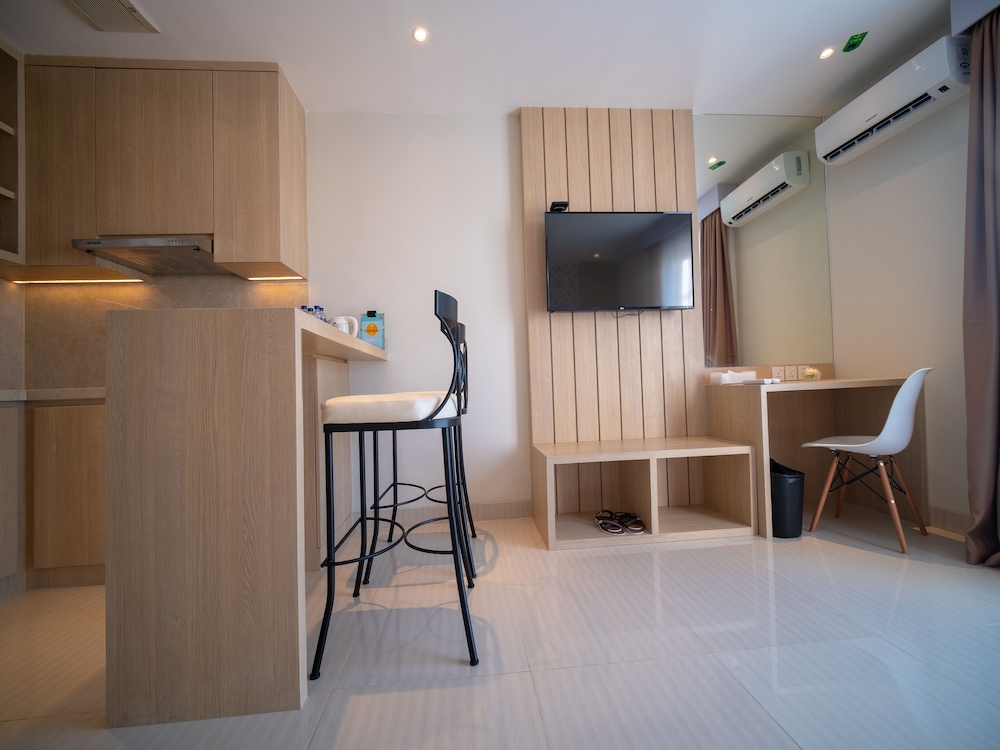 Junior Room, 1 Bedroom, City View (Free 2 Tickets To Aquaboom) photo 3