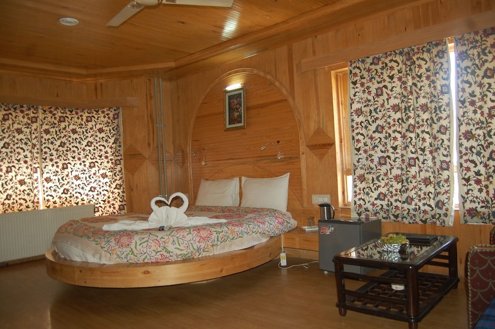 Honeymoon Suite photo 2