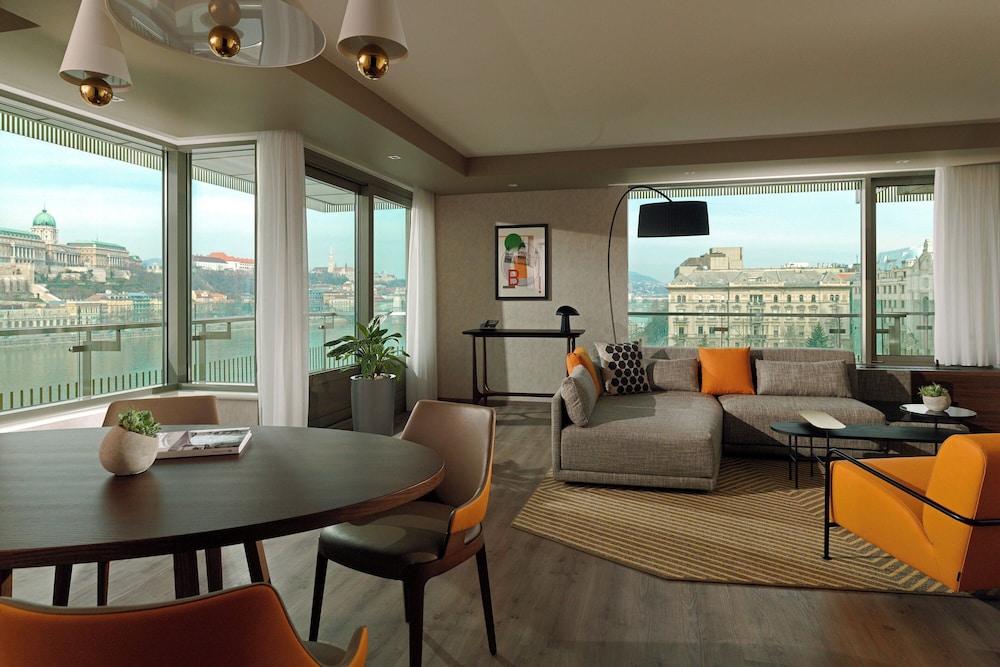 Executive Suite, 1 King Bed, River View - Photo 17