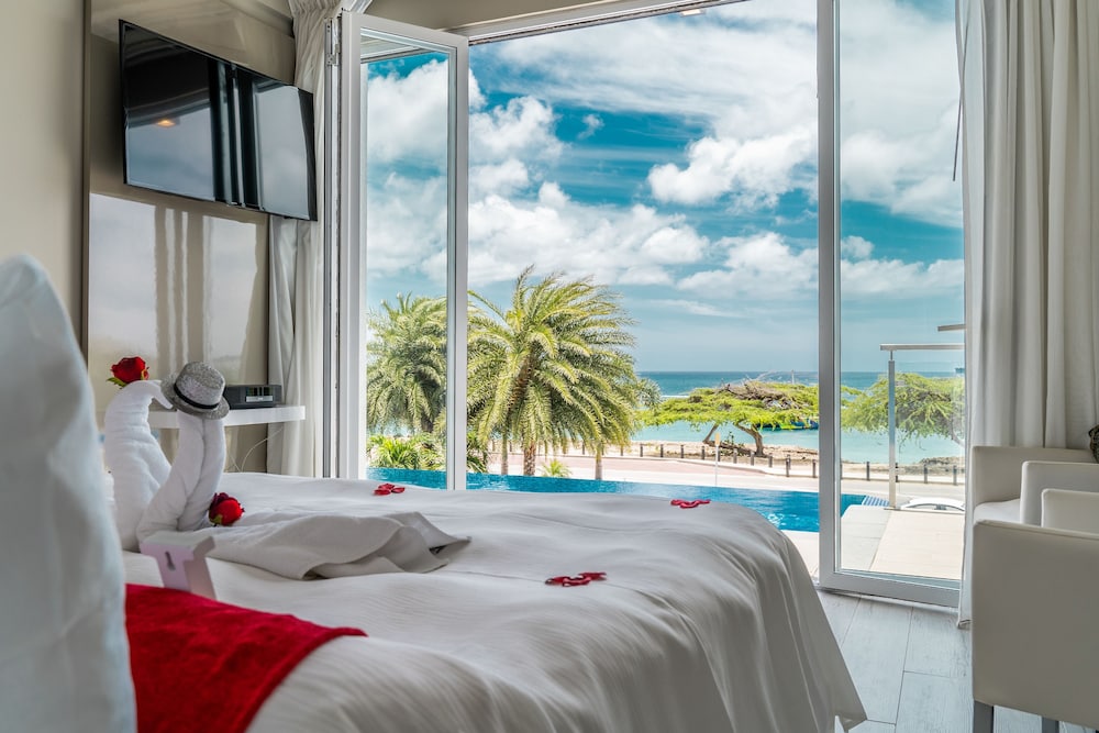 Master King Ocean View Suite with Infinity Pool and Hydro Therapy Jets