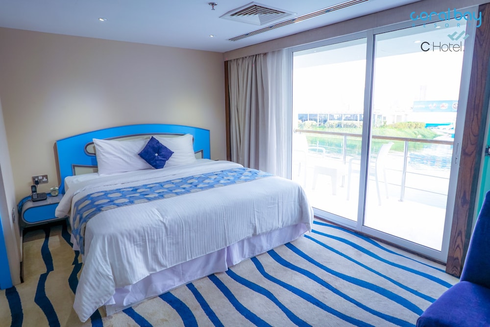 Junior Suite, 1 Queen Bed, Beach View, Beachfront photo 2