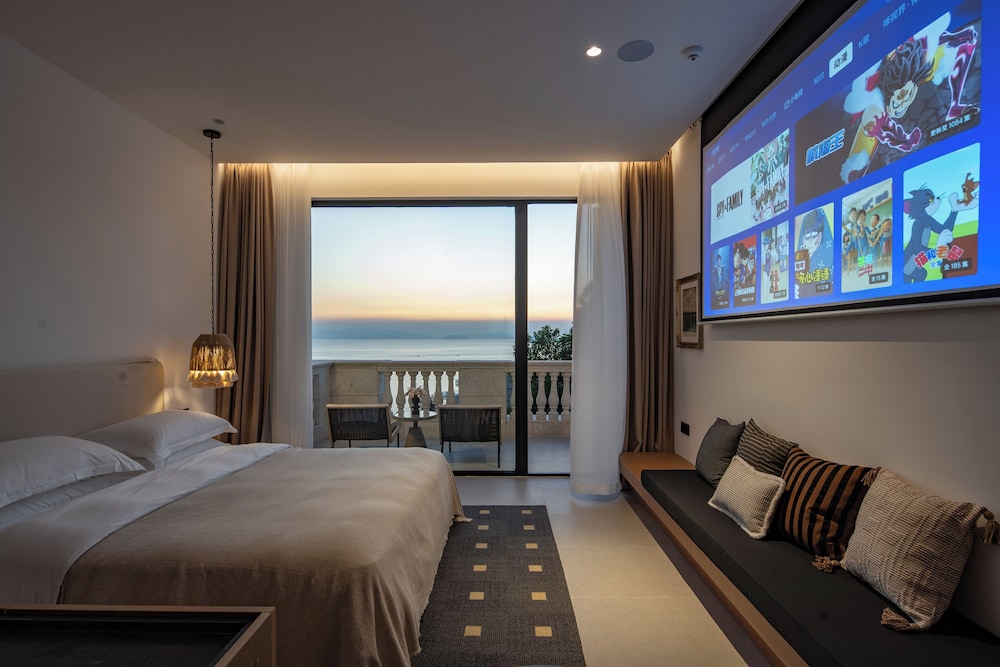 Dome Balcony Bubble Pool King Room