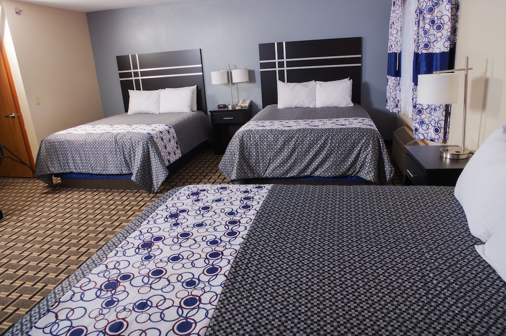 Family Suite, 3 Queen Beds photo 3