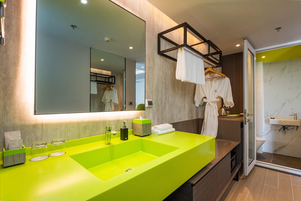 Deluxe City View King Room photo 3