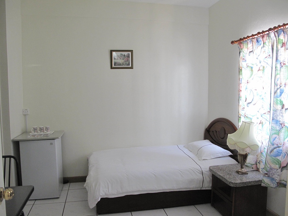 Standard Room, 1 Queen Bed photo 2