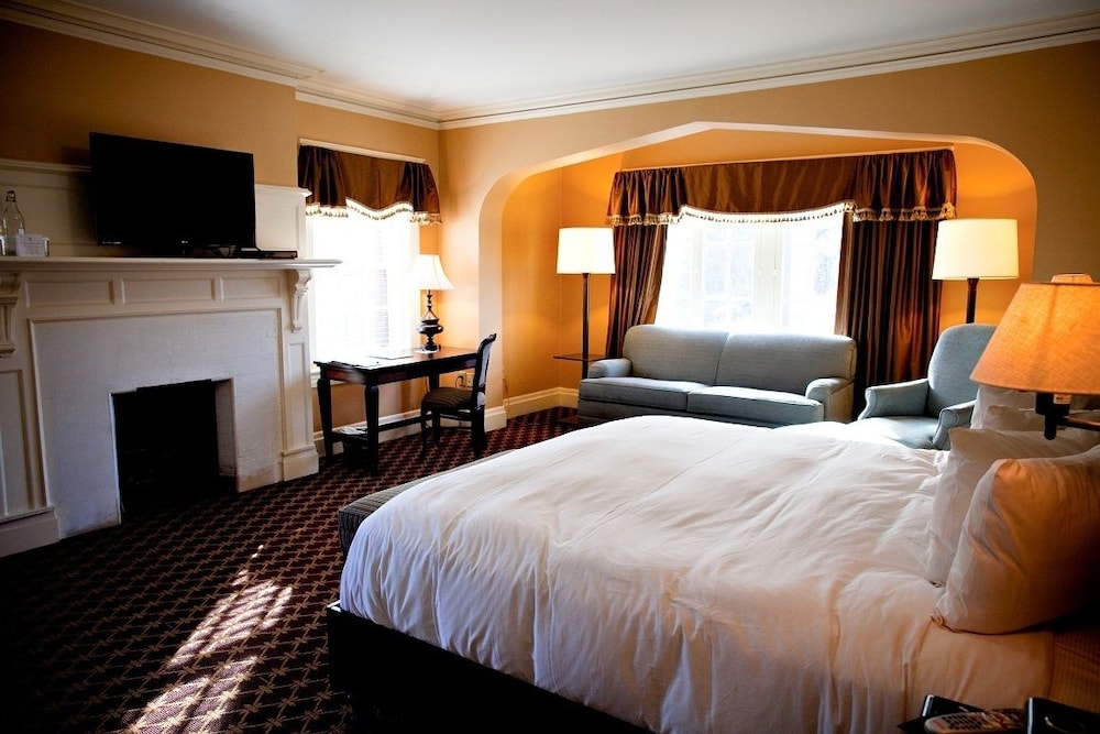 Standard Suite, 1 King Bed with Sofa bed (Amberson House) photo 1