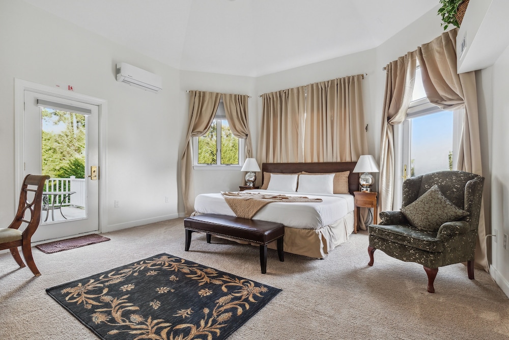 V Suite, Castle Suite, 1 King Bed, walk-in shower, 2nd Floor