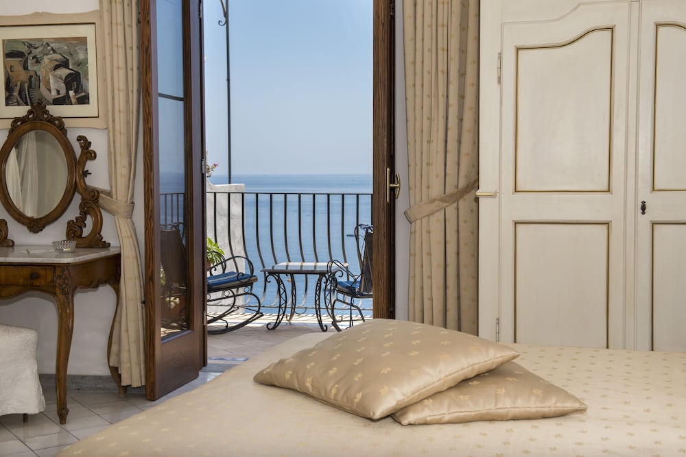 Classic Room with Double Bed or 2 Single Beds, Front or Side Sea View - Photo 4