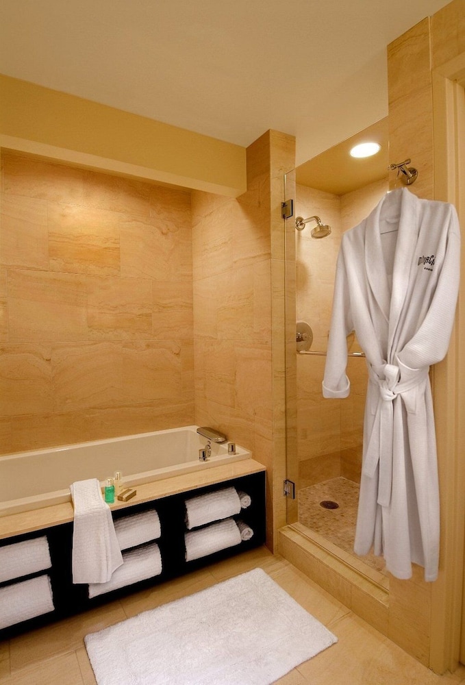 Deluxe King Room - Photo 3