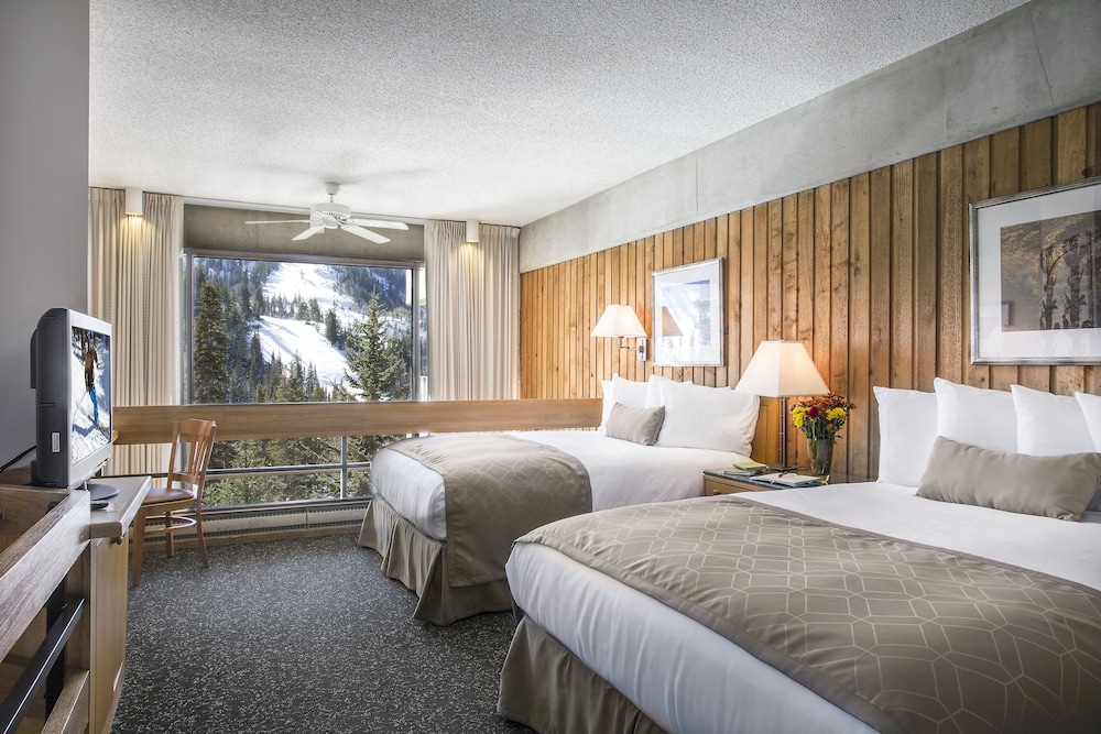 Standard Room, 2 Queen Beds, Refrigerator, Mountain View photo 3