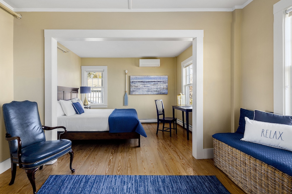 Deluxe Suite, 1 King Bed, Harbor View (3) photo 2