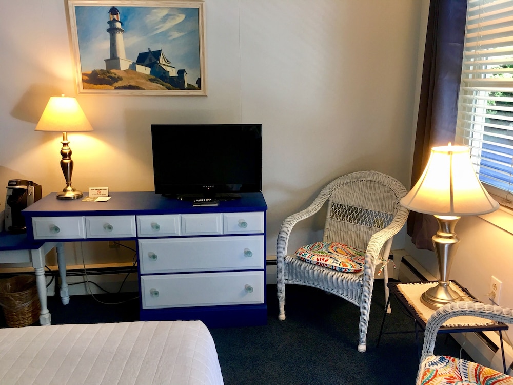 Standard Room, 1 Queen Bed, Refrigerator, Ground Floor photo 3
