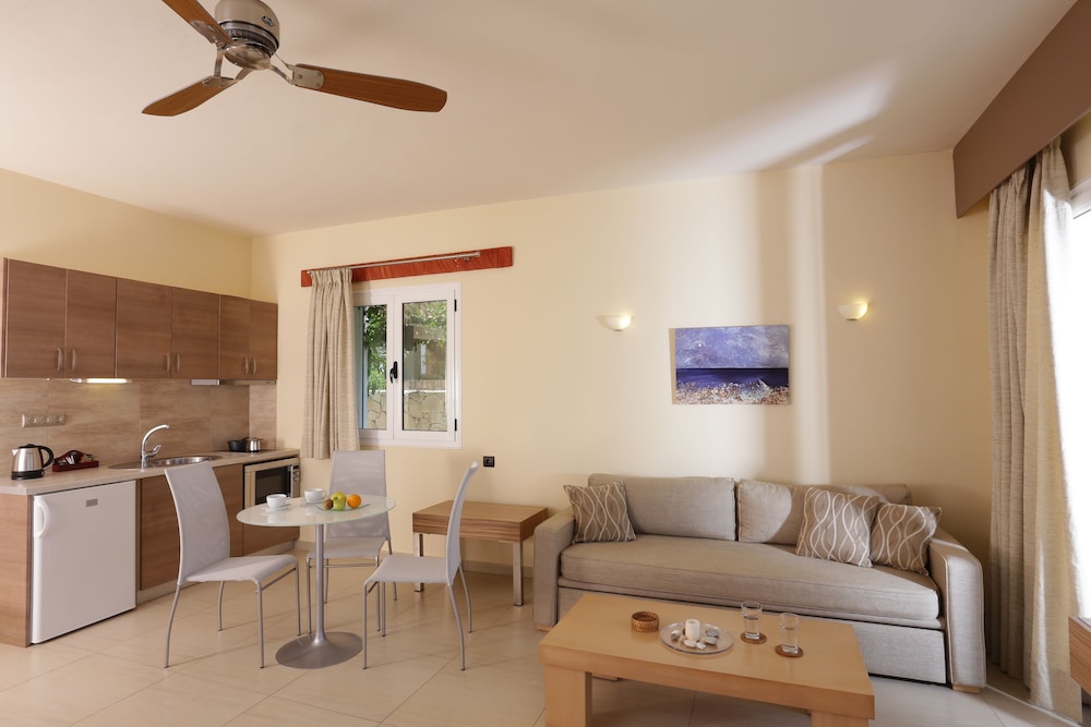 Junior Suite, Pool View photo 3