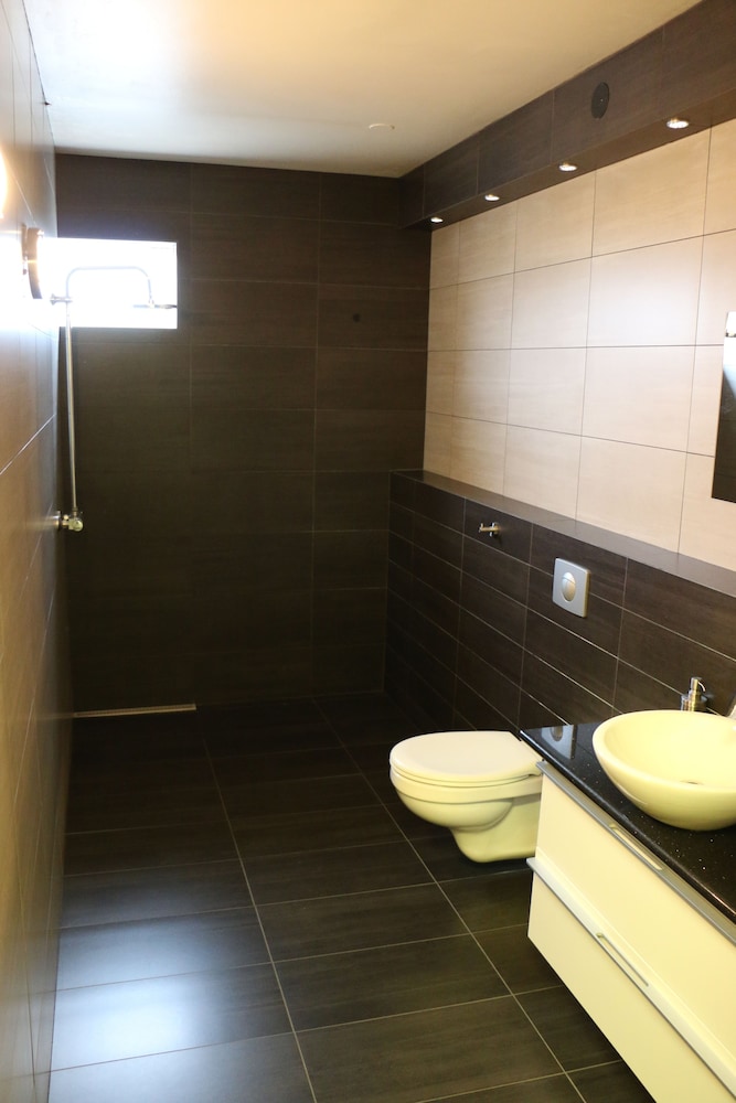 Basic Triple Room, Shared Bathroom photo 3