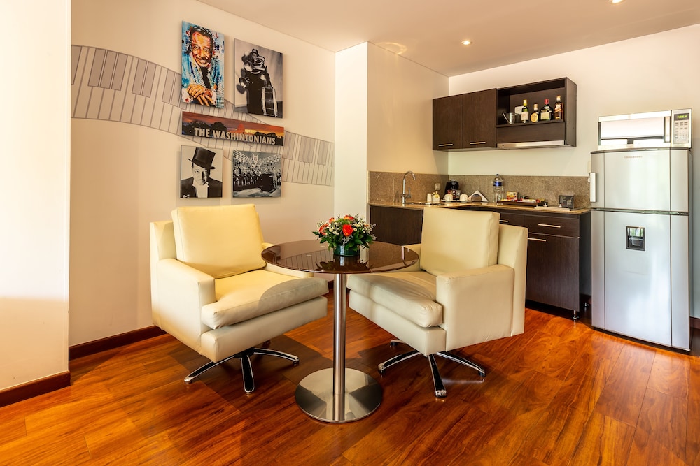 Suite - Photo 10