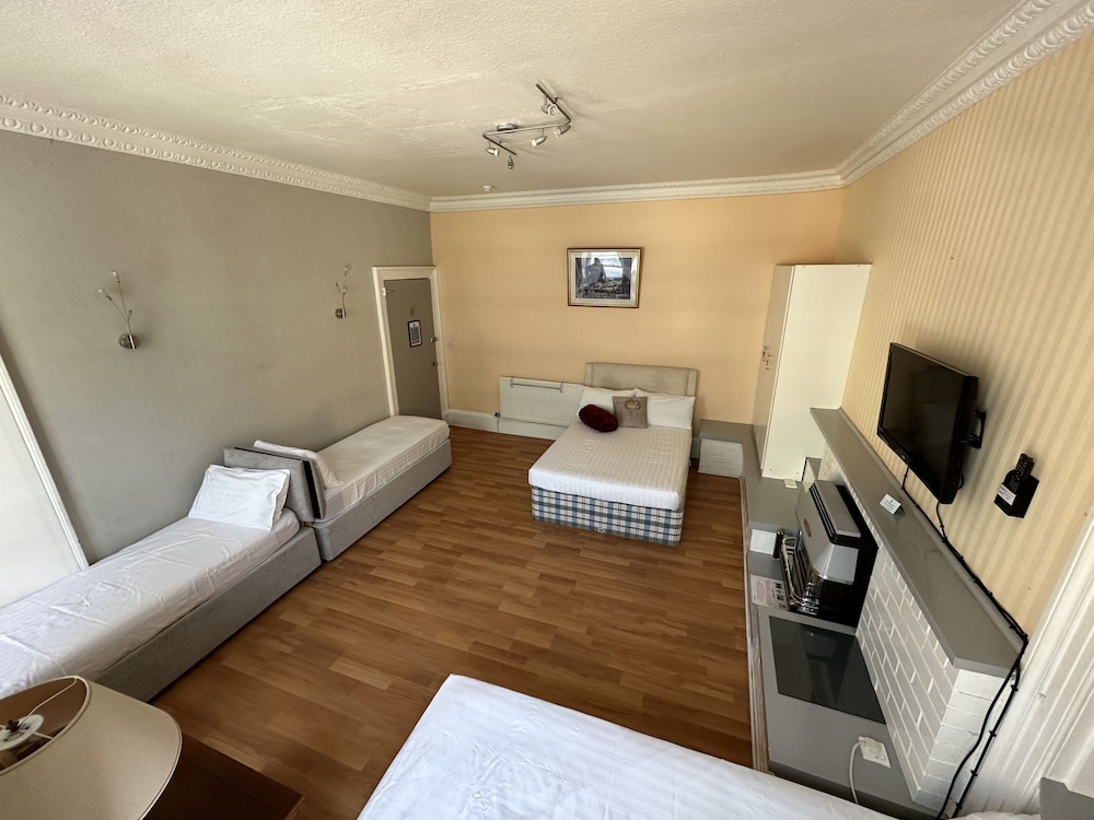 Family Quadruple Room, Ensuite, City View (4 Person)