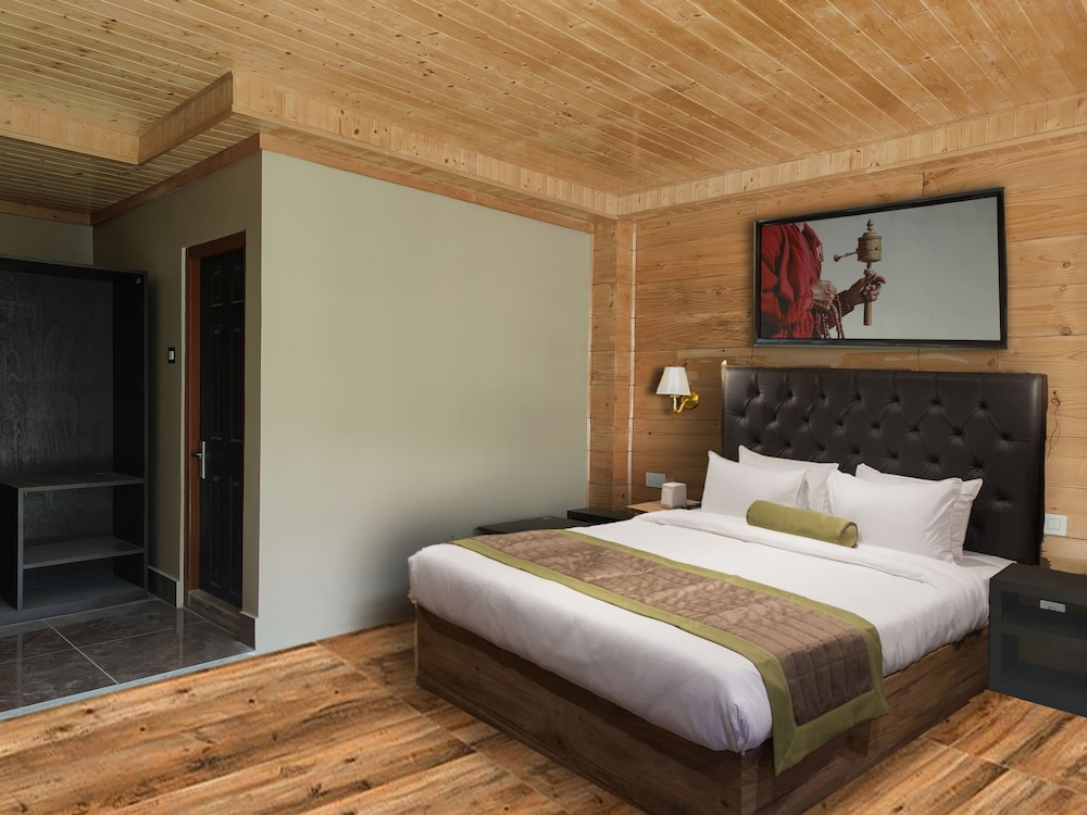Grand Room, 1 Queen Bed, Patio, Mountain View photo 1